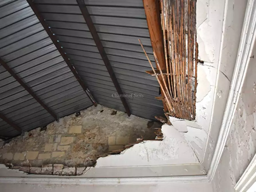Immagine 23 di Palazzo in vendita  in Via De Leva a Modica