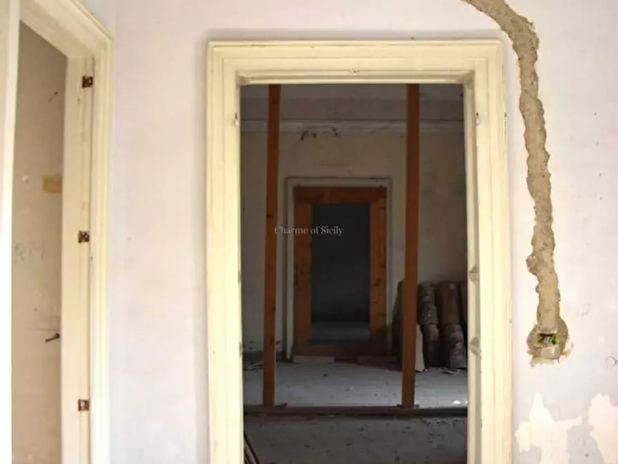 Immagine 30 di Palazzo in vendita  in Via De Leva a Modica