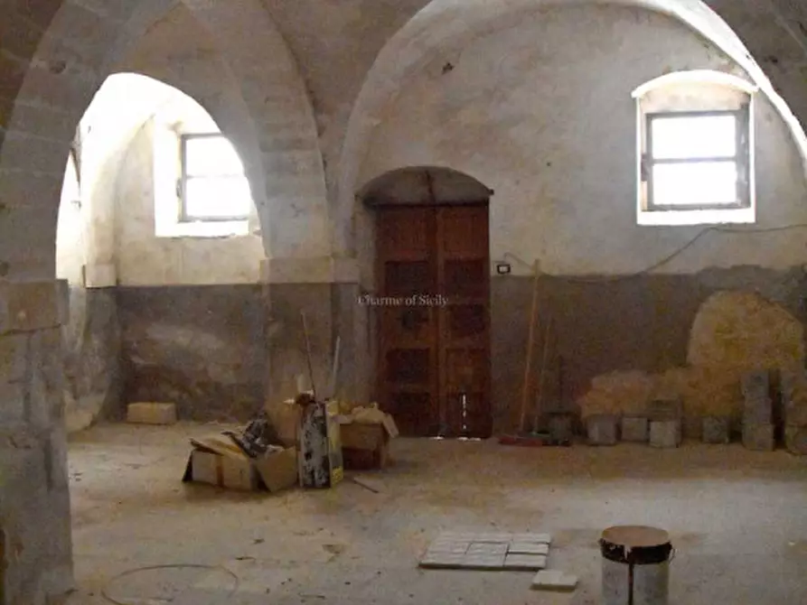 Immagine 40 di Palazzo in vendita  in Via Castellett a Modica