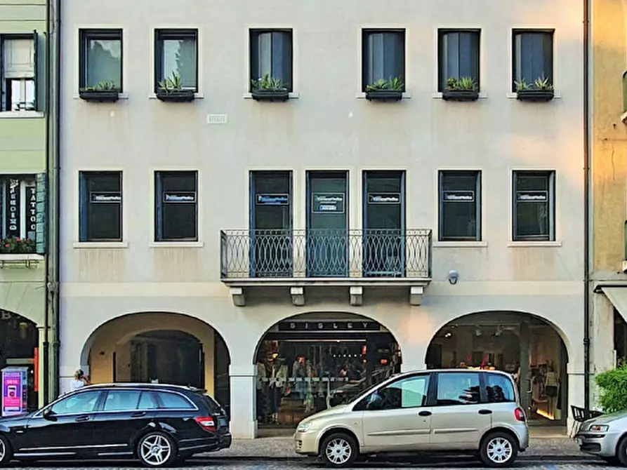 Immagine 1 di Negozio in affitto  in piazza Giorgione a Castelfranco Veneto