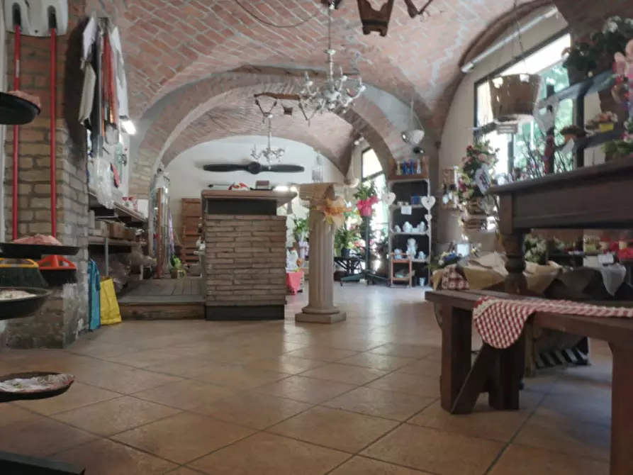 Immagine 25 di Negozio in vendita  in Via Colorno, 99 a Parma