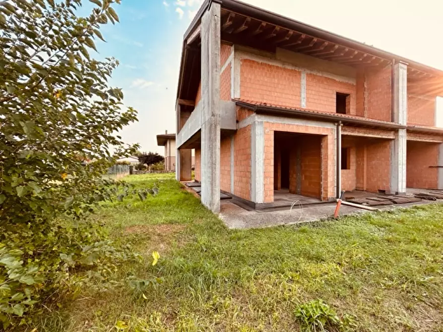 Immagine 1 di Casa bifamiliare in vendita  in Via per salvarosa a Castelfranco Veneto
