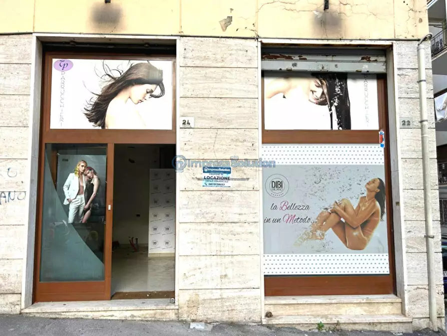 Immagine 1 di Negozio in affitto  in Via De Dominicis a Napoli