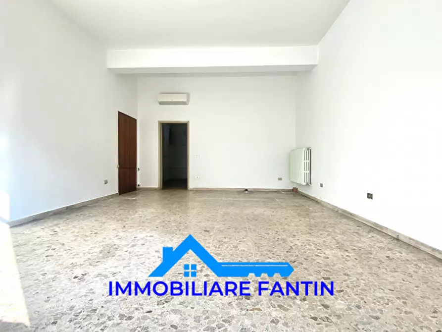 Immagine 1 di Negozio in vendita  in Via San Zeno 15D a Treviso