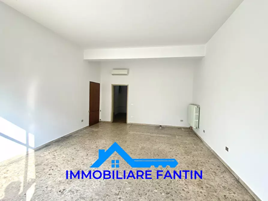 Immagine 2 di Negozio in vendita  in Via San Zeno 15D a Treviso