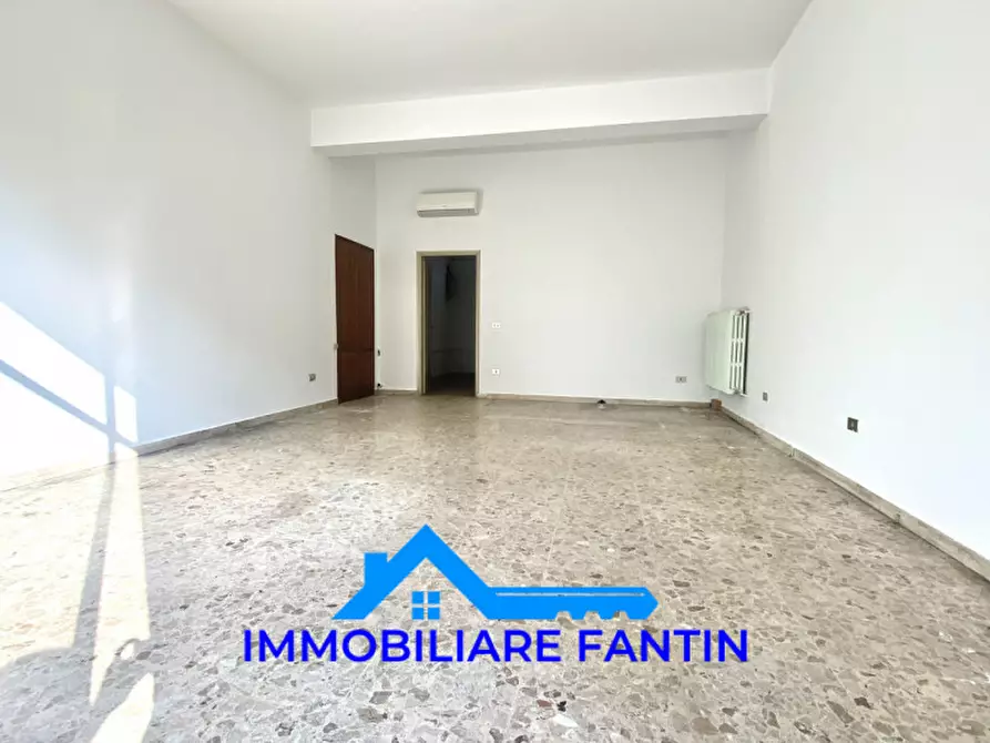 Immagine 3 di Negozio in vendita  in Via San Zeno 15D a Treviso