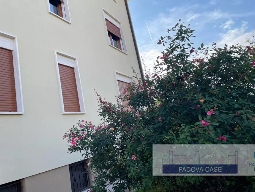 Immagine 1 di Appartamento in vendita  in via newton a Padova