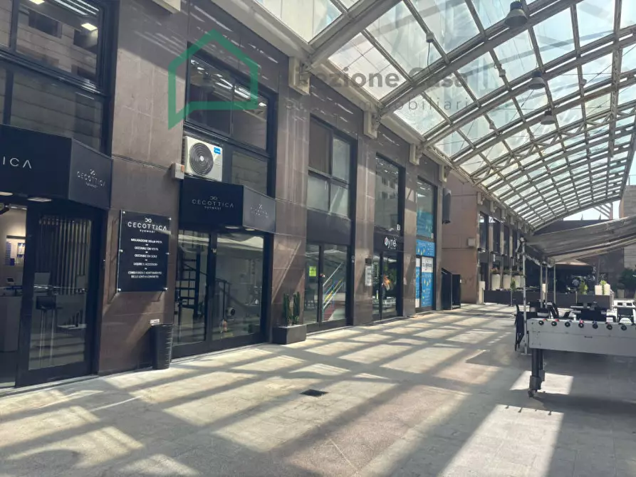 Immagine 4 di Negozio in vendita  in Centro Direzionale E/7 a Napoli