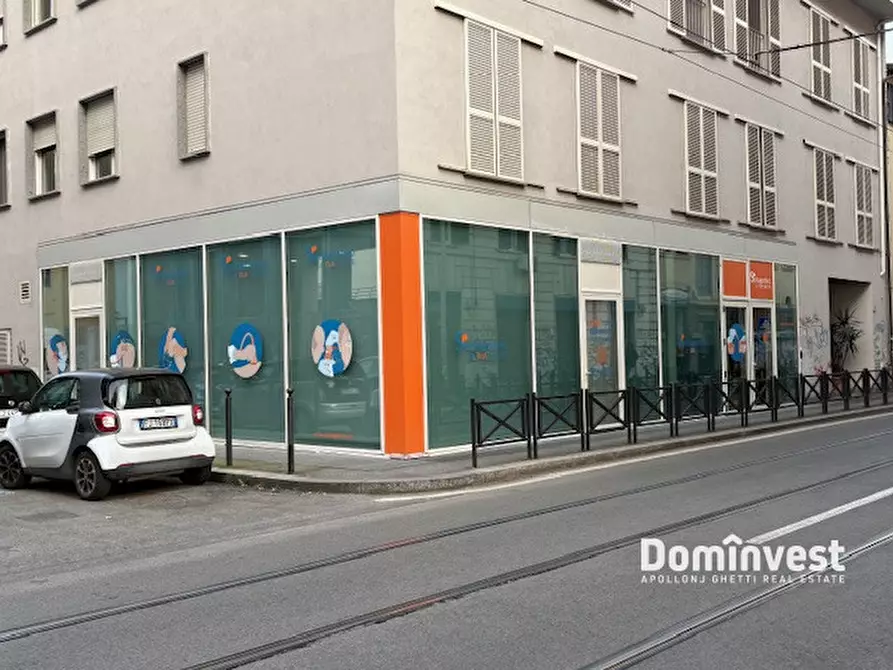 Immagine 2 di Negozio in vendita  in Via dei Reti a Roma