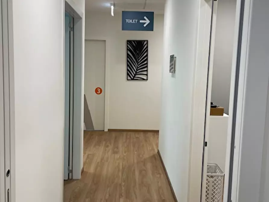 Immagine 6 di Negozio in vendita  in Via dei Reti a Roma