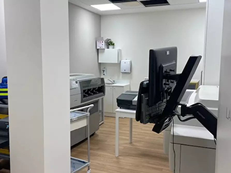 Immagine 7 di Negozio in vendita  in Via dei Reti a Roma