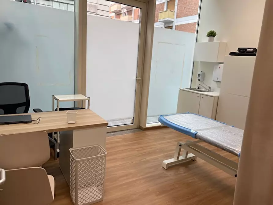 Immagine 9 di Negozio in vendita  in Via dei Reti a Roma