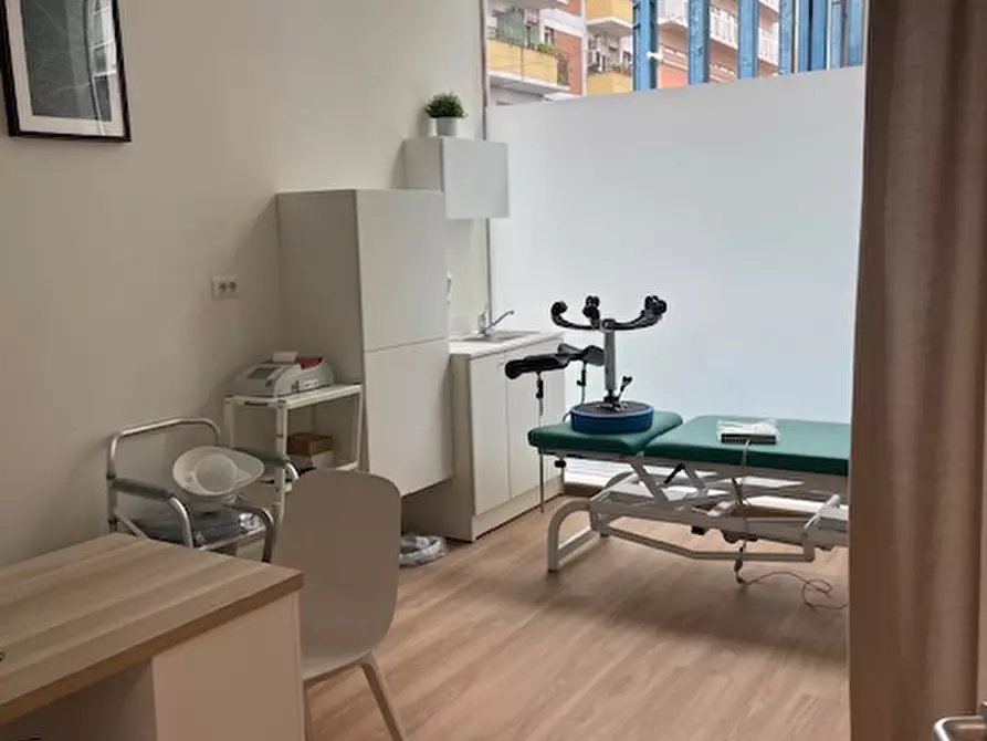 Immagine 10 di Negozio in vendita  in Via dei Reti a Roma