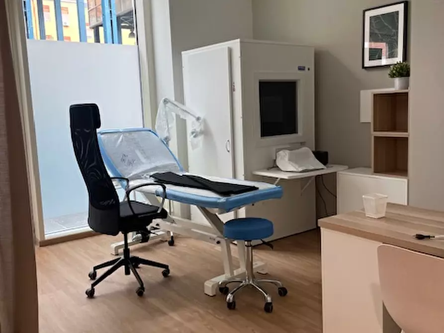 Immagine 11 di Negozio in vendita  in Via dei Reti a Roma