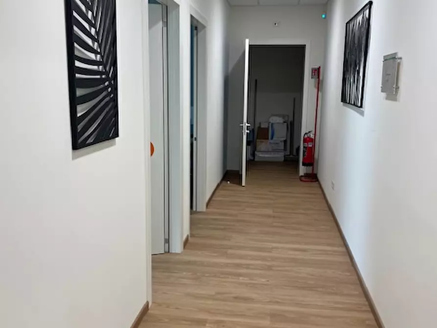 Immagine 12 di Negozio in vendita  in Via dei Reti a Roma