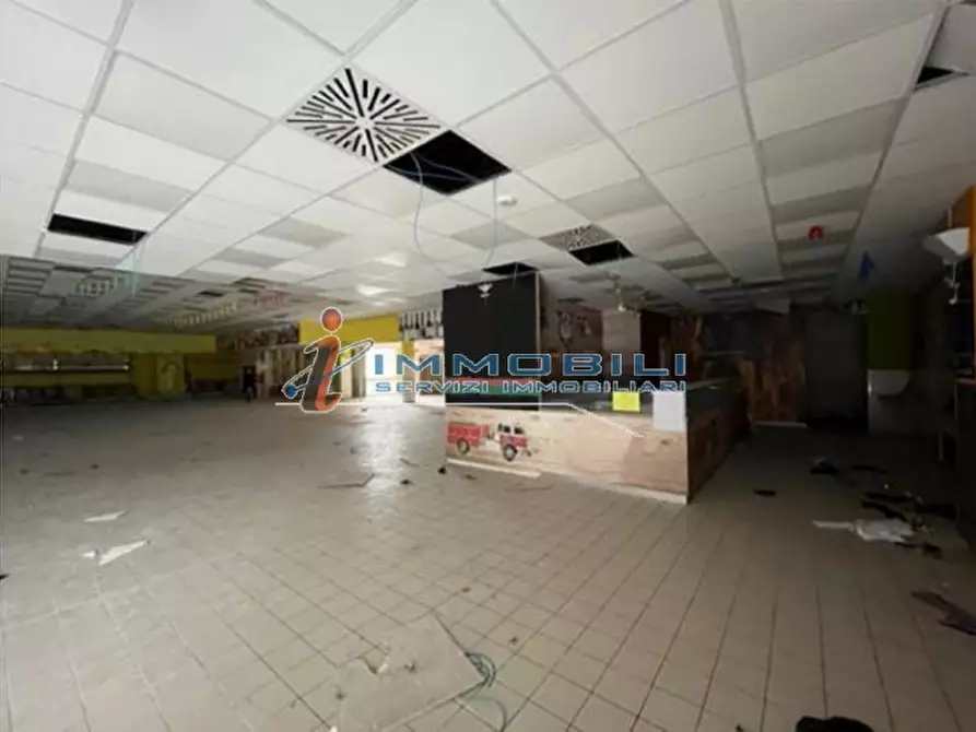 Immagine 4 di Negozio in vendita  in VIA ROSSINI GIACOMO a Cantù