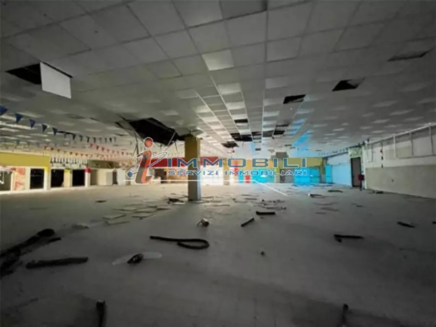 Immagine 5 di Negozio in vendita  in VIA ROSSINI GIACOMO a Cantù