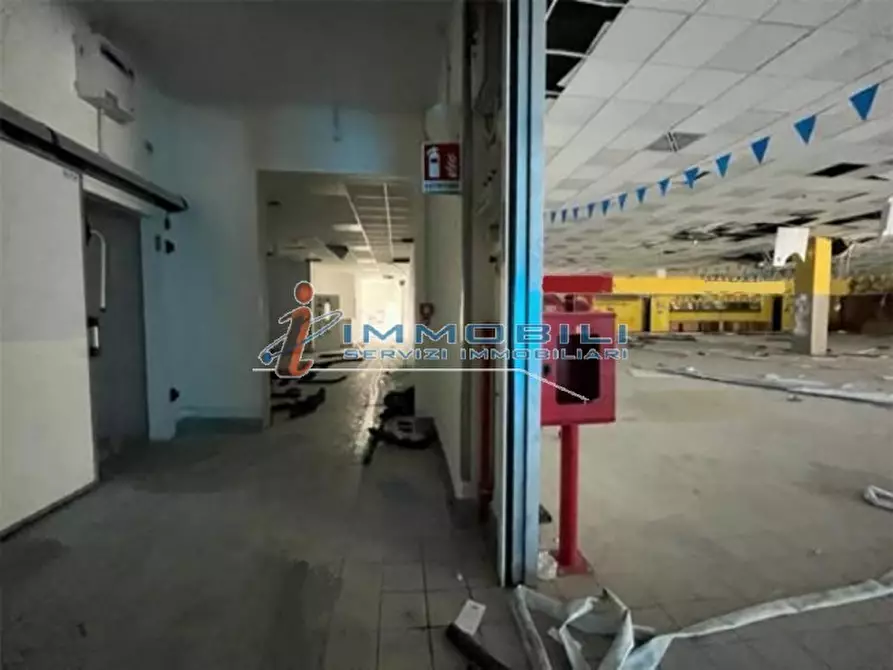 Immagine 6 di Negozio in vendita  in VIA ROSSINI GIACOMO a Cantù