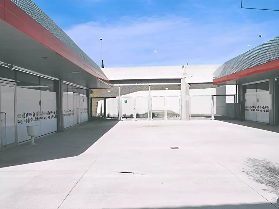 Immagine 12 di Attività commerciale in vendita  in Contrada Rio Moro a Colonnella