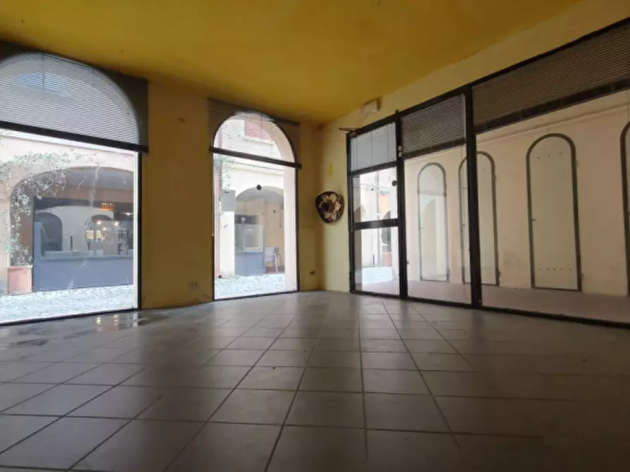 Immagine 1 di Negozio in vendita  a Correggio