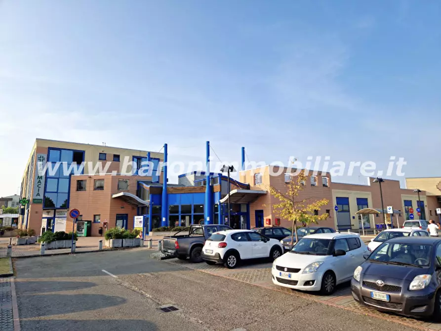 Immagine 3 di Negozio in vendita  in Via Gordini n.24 a Valsamoggia