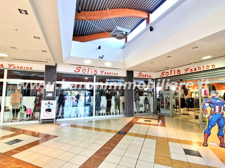 Immagine 5 di Negozio in vendita  in Via Gordini n.24 a Valsamoggia