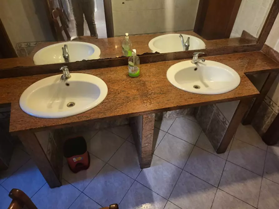 Immagine 12 di Attività commerciale in vendita  in VIA DELLA BUFALOTTA a Roma