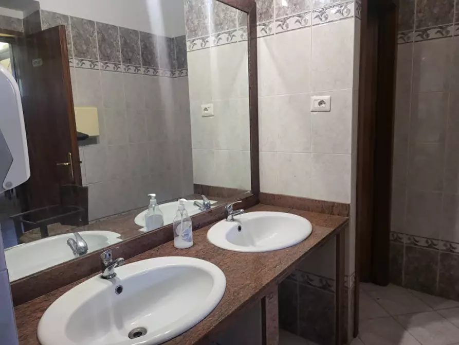 Immagine 13 di Attività commerciale in vendita  in VIA DELLA BUFALOTTA a Roma