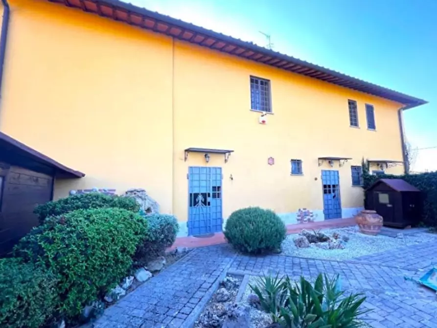 Immagine 1 di Casa indipendente in vendita  in via del Leone 109 a Prato