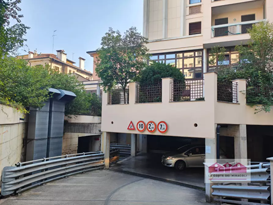 Immagine 7 di Posto auto in vendita  in Via Napoli a Vicenza