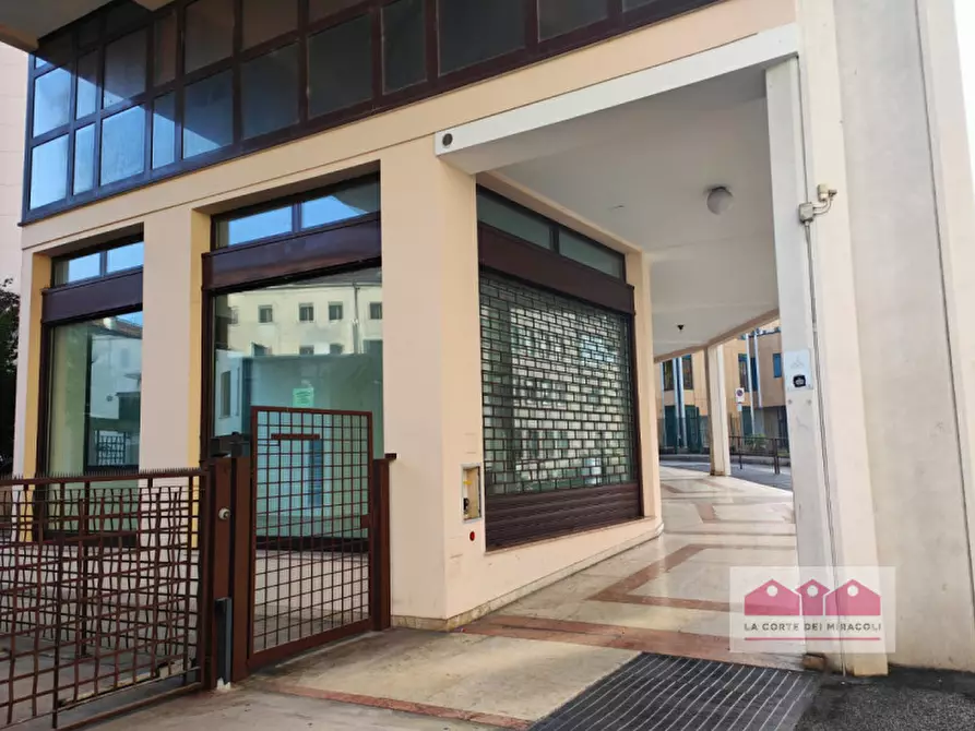 Immagine 10 di Posto auto in vendita  in Via Napoli a Vicenza