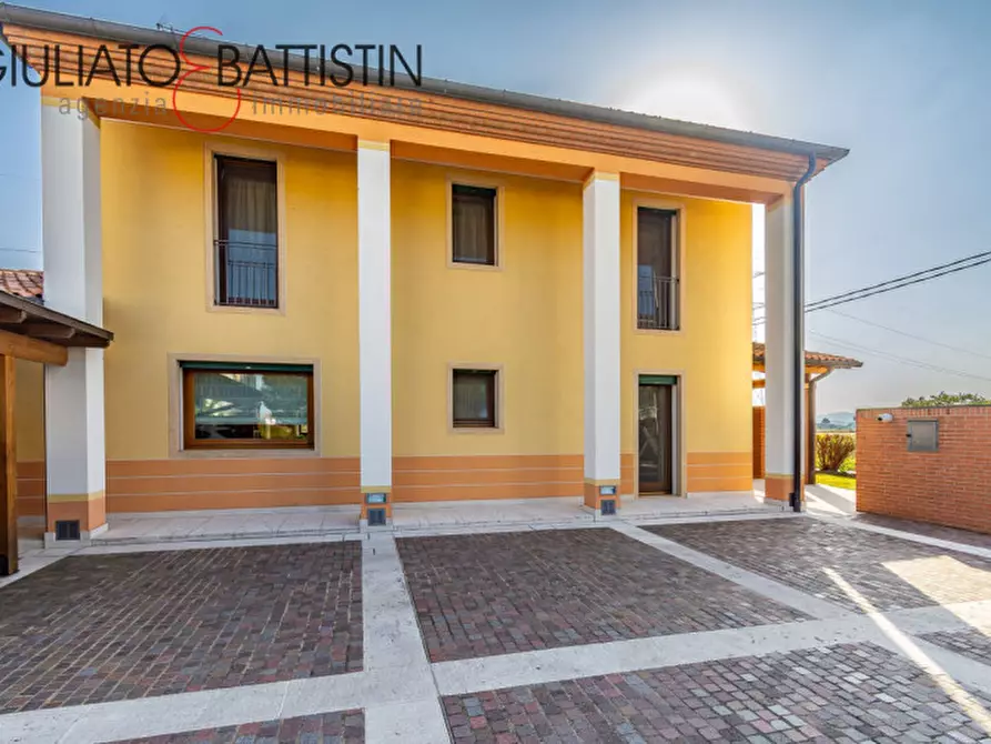 Immagine 2 di Casa bifamiliare in vendita  in via Rigoletto a Castegnero