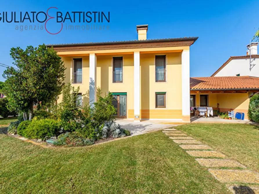 Immagine 3 di Casa bifamiliare in vendita  in via Rigoletto a Castegnero