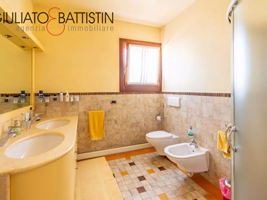 Immagine 15 di Casa bifamiliare in vendita  in via Rigoletto a Castegnero