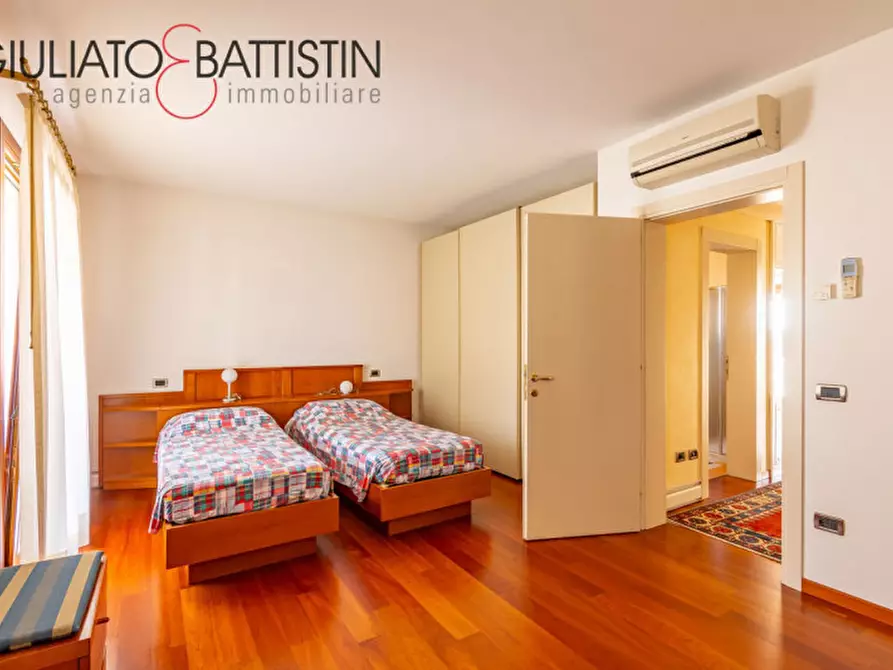 Immagine 17 di Casa bifamiliare in vendita  in via Rigoletto a Castegnero