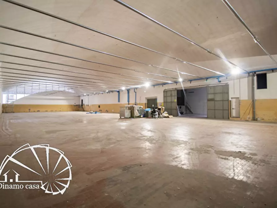 Immagine 1 di Magazzino in affitto  a Vaiano