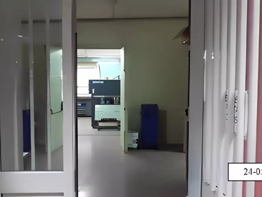 Immagine 12 di Magazzino in vendita  in via galermo 124 a Catania