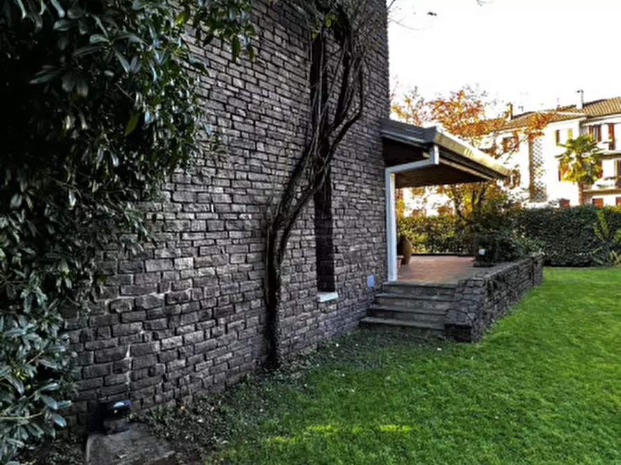 Immagine 1 di Villa in vendita  a Montebelluna