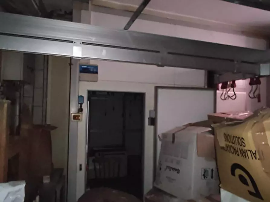 Immagine 4 di Negozio in vendita  in CORSO CAVOUR a Torre Del Greco