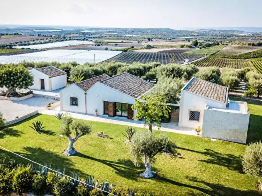 Immagine 1 di Villa in vendita  in Contrada Bonivini a Noto