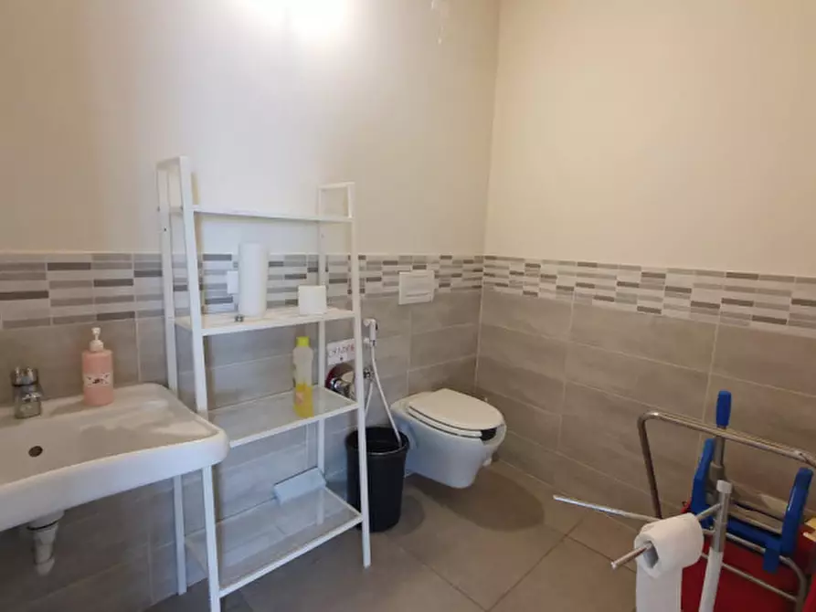 Immagine 10 di Negozio in affitto  in VIA CAVOUR a Cavezzo