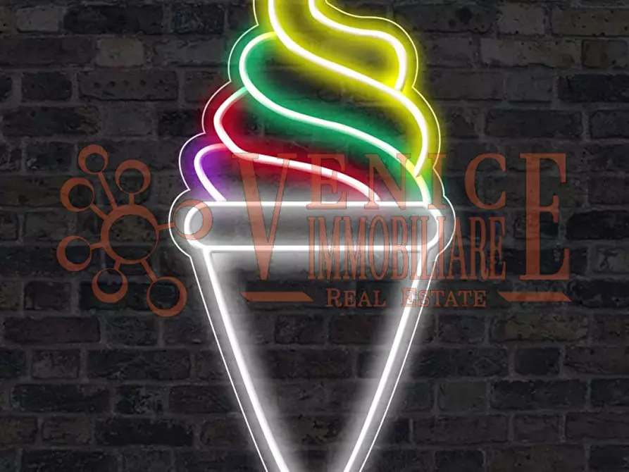 Immagine 4 di Attività commerciale in vendita  a Venezia