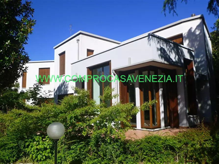 Immagine 1 di Villa in vendita  in via terraglio a Venezia