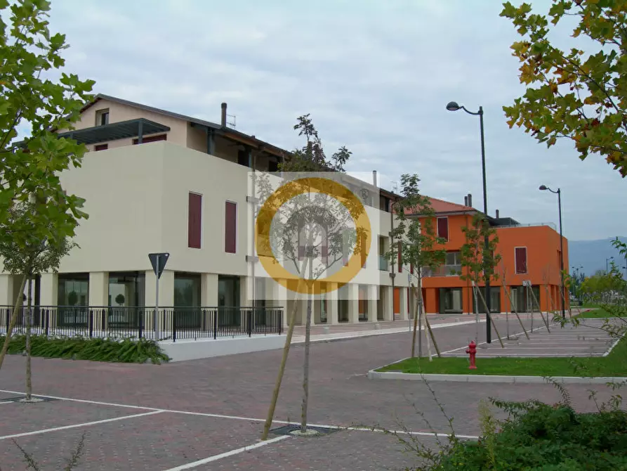 Immagine 1 di Negozio in affitto  a Rosà