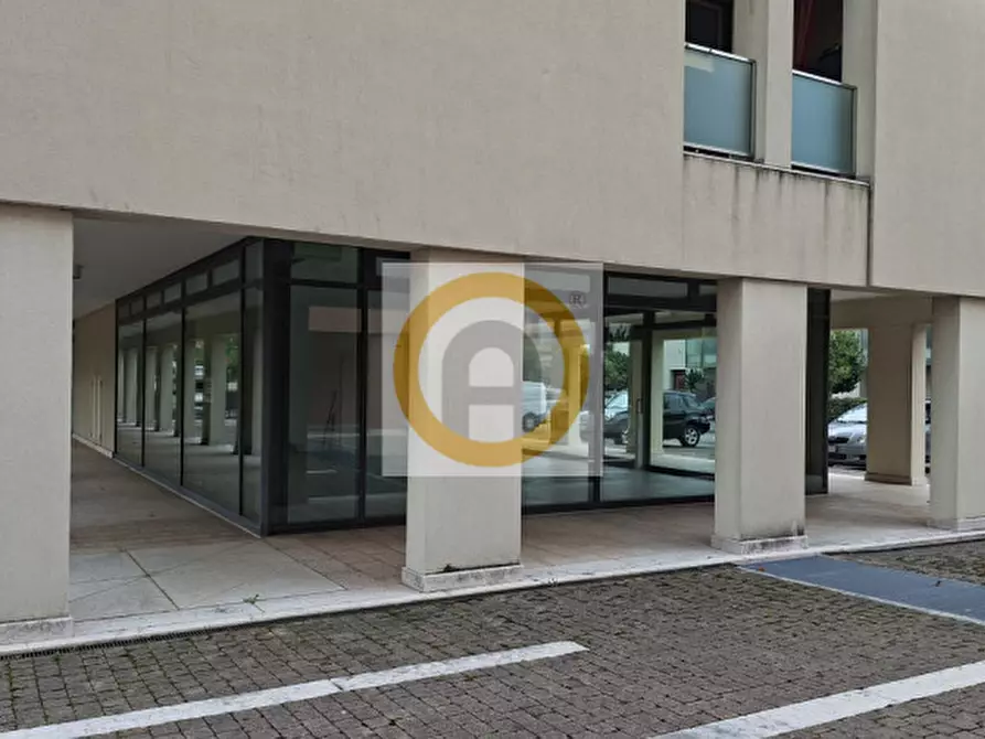 Immagine 3 di Negozio in affitto  a Rosà