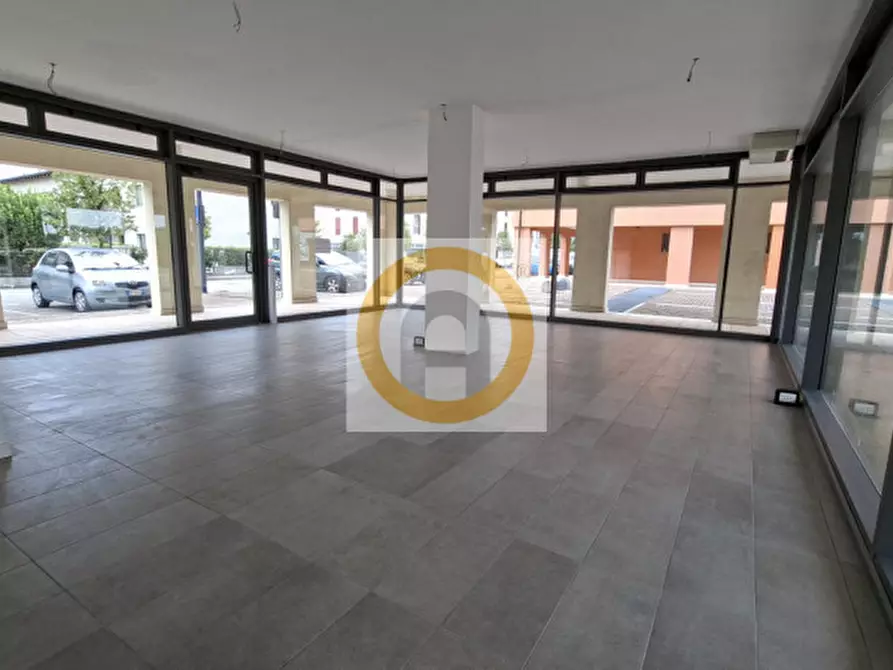 Immagine 4 di Negozio in affitto  a Rosà