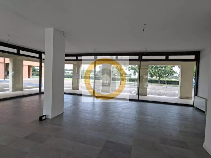 Immagine 7 di Negozio in affitto  a Rosà