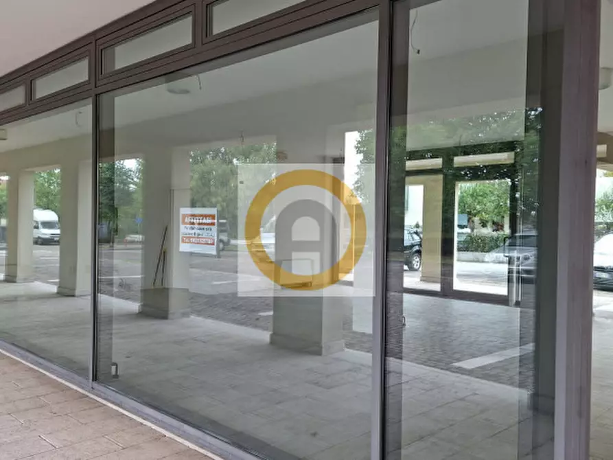 Immagine 9 di Negozio in affitto  a Rosà