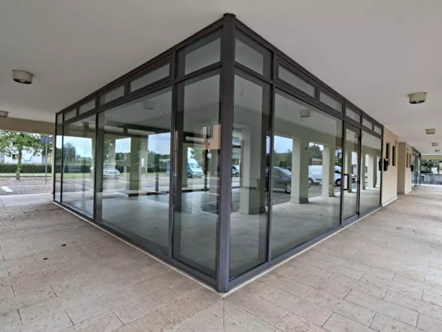 Immagine 10 di Negozio in affitto  a Rosà