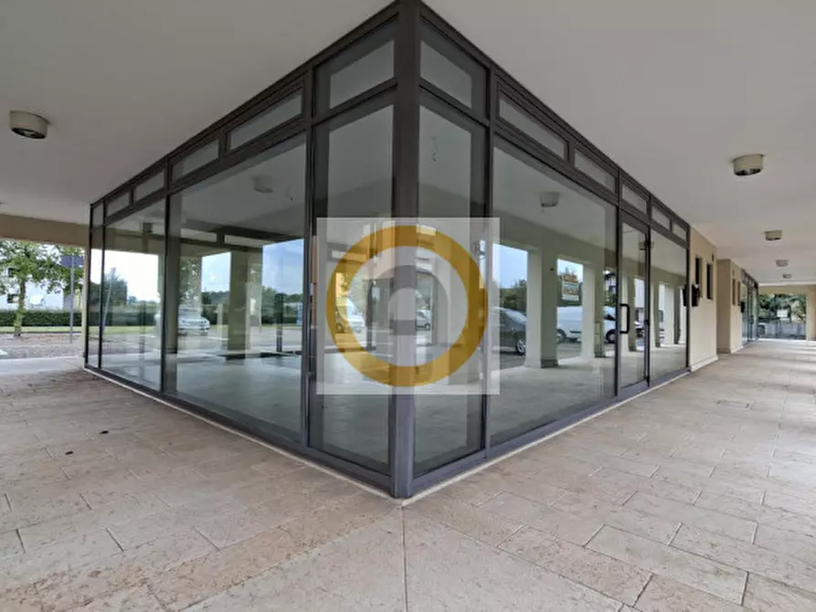 Immagine 11 di Negozio in affitto  a Rosà